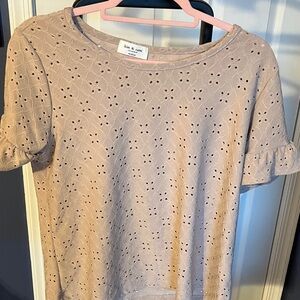 Kim & Cami Short Sleeve Ruffle Top Floral Outline M Mauve Beige